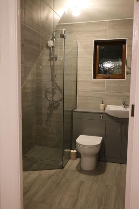 Entire -4 Bedrooms Detached House With Driveway 노팅엄 외부 사진