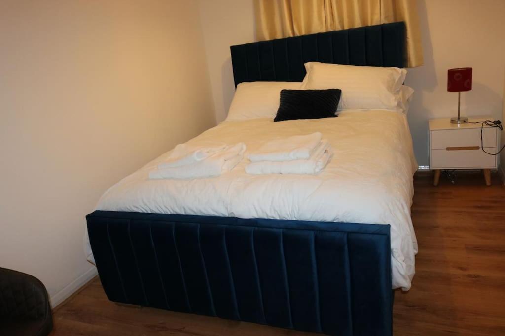 Entire -4 Bedrooms Detached House With Driveway 노팅엄 외부 사진