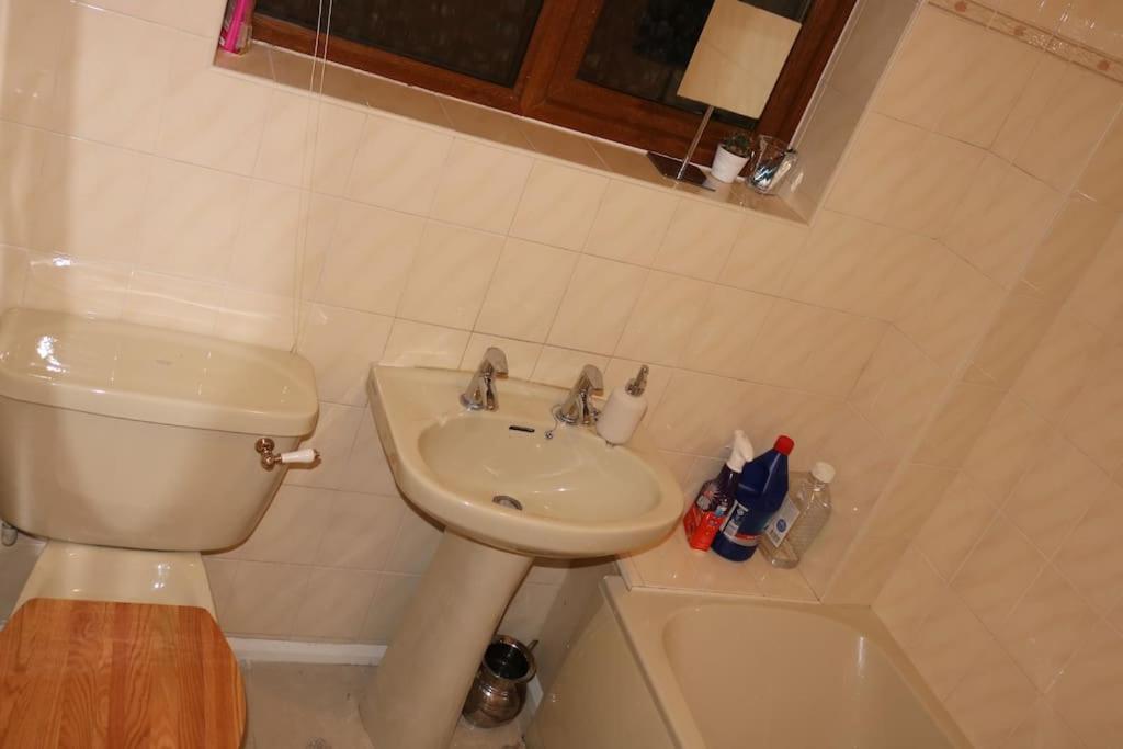 Entire -4 Bedrooms Detached House With Driveway 노팅엄 외부 사진