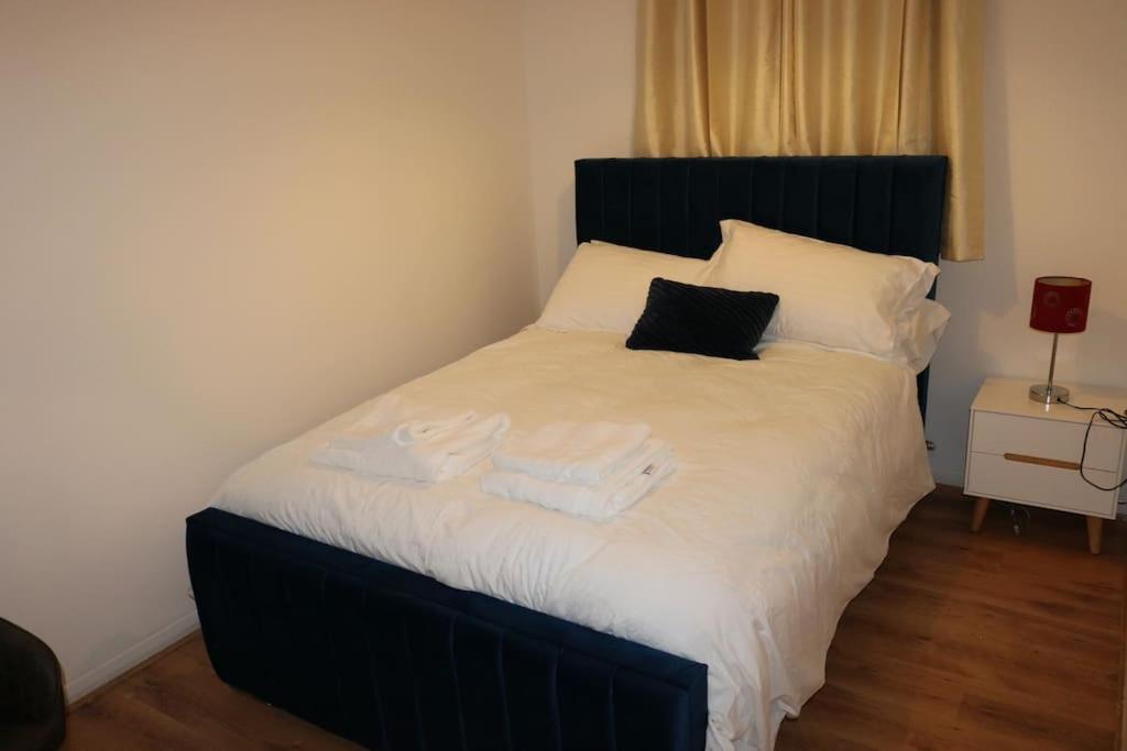 Entire -4 Bedrooms Detached House With Driveway 노팅엄 외부 사진
