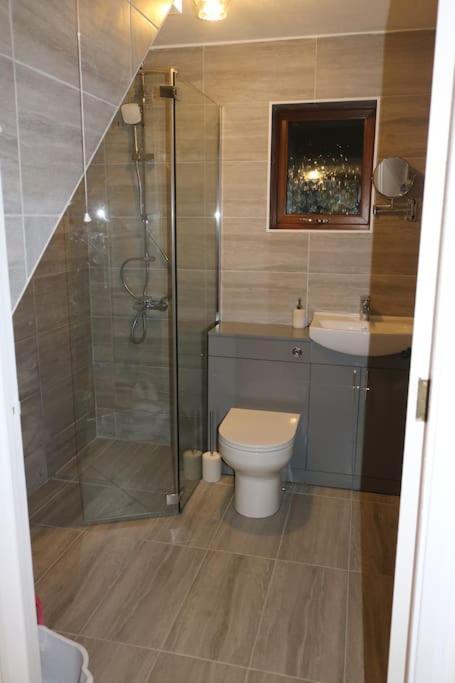 Entire -4 Bedrooms Detached House With Driveway 노팅엄 외부 사진