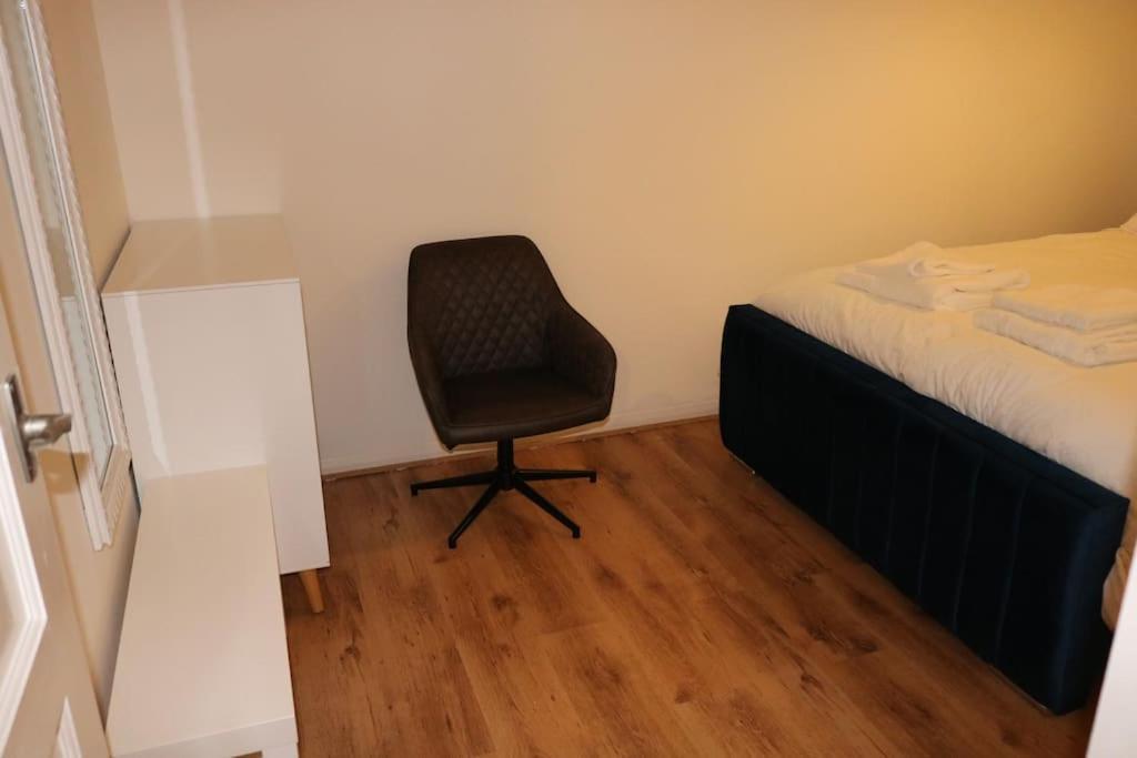 Entire -4 Bedrooms Detached House With Driveway 노팅엄 외부 사진