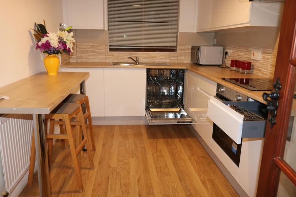 Entire -4 Bedrooms Detached House With Driveway 노팅엄 외부 사진