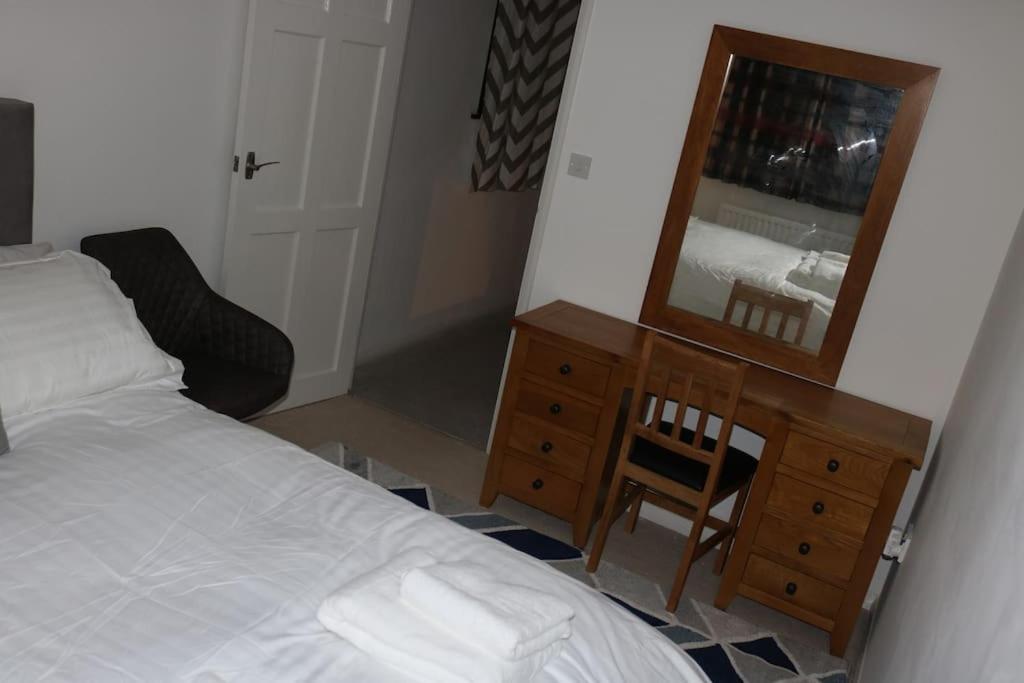 Entire -4 Bedrooms Detached House With Driveway 노팅엄 외부 사진