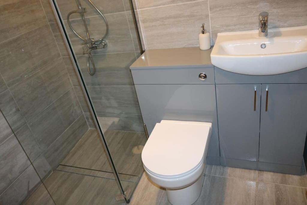 Entire -4 Bedrooms Detached House With Driveway 노팅엄 외부 사진