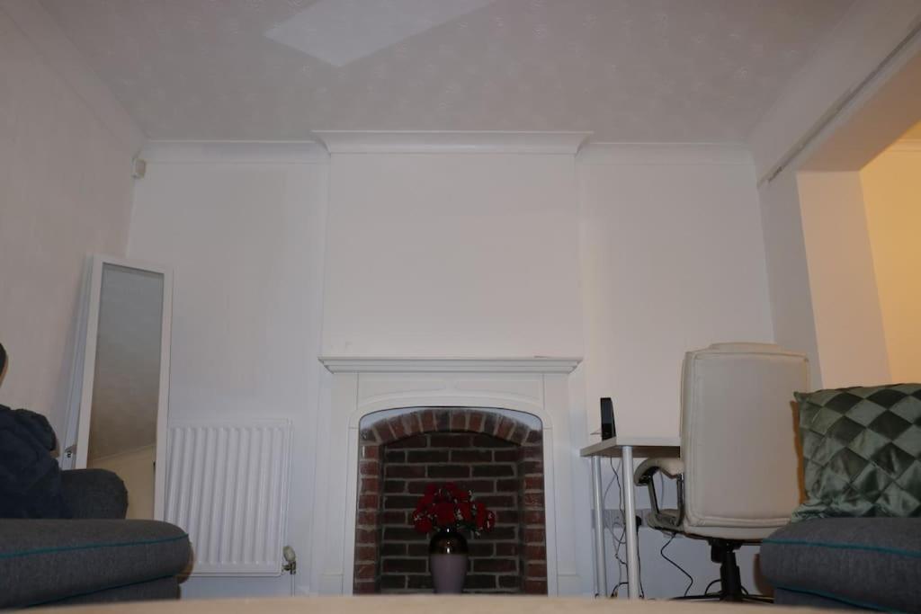 Entire -4 Bedrooms Detached House With Driveway 노팅엄 외부 사진