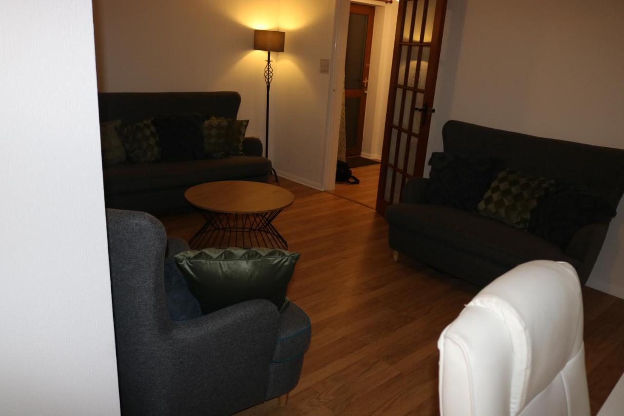 Entire -4 Bedrooms Detached House With Driveway 노팅엄 외부 사진
